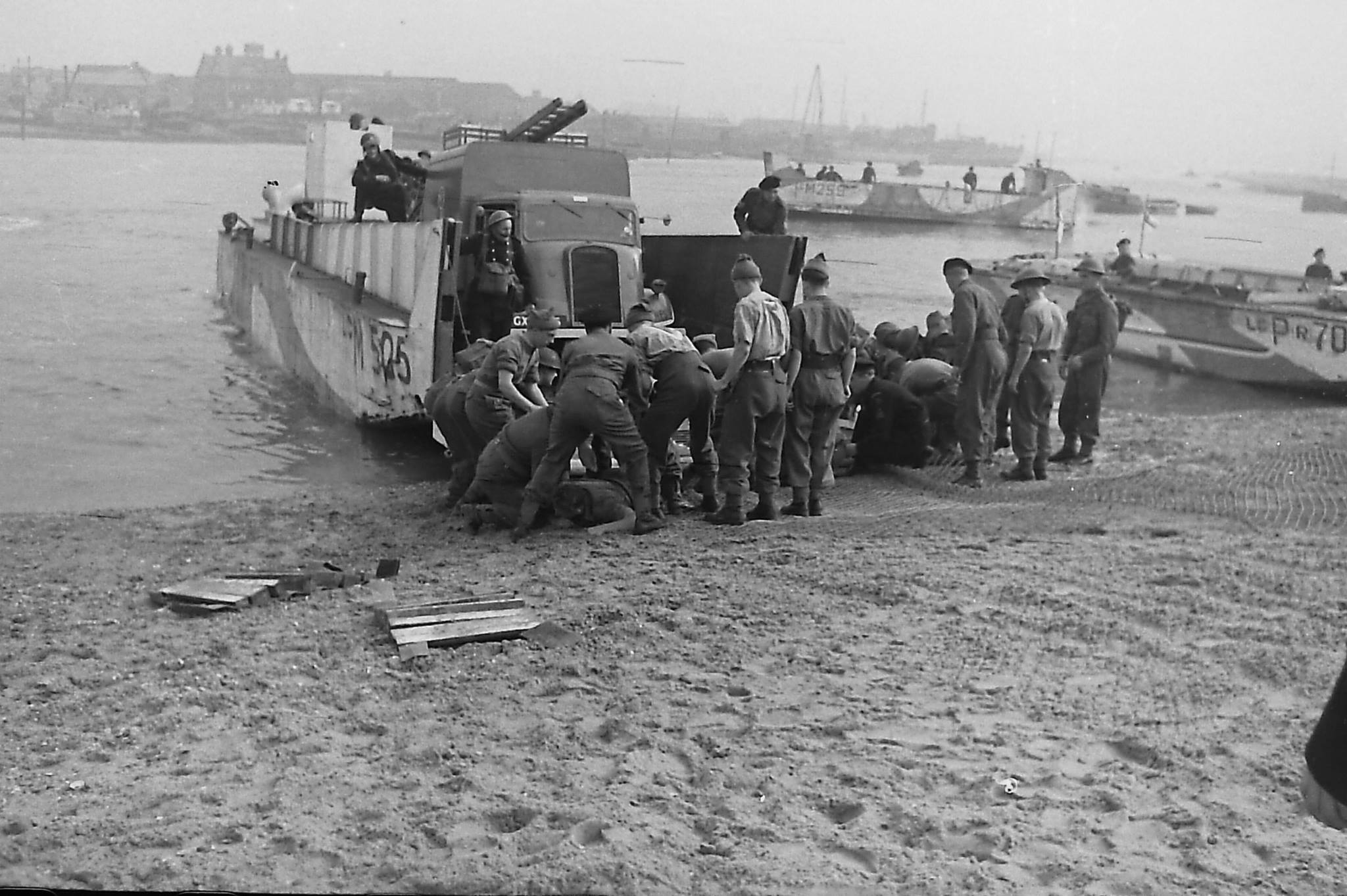 Operation_Blazer_4_landing_on_the_beaches_(1)