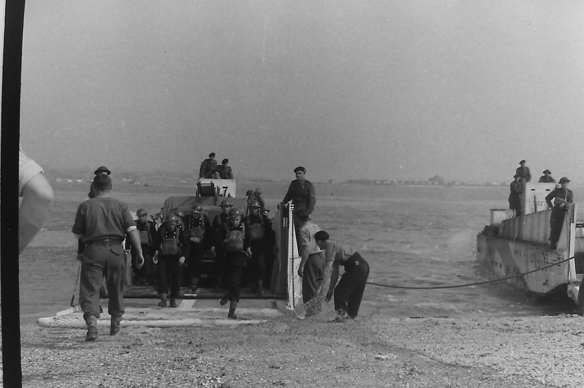 Operation_Blazer_4_landing_on_the_beaches_(10)