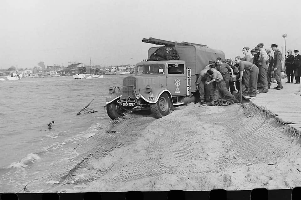 Operation_Blazer_4_landing_on_the_beaches_(11)