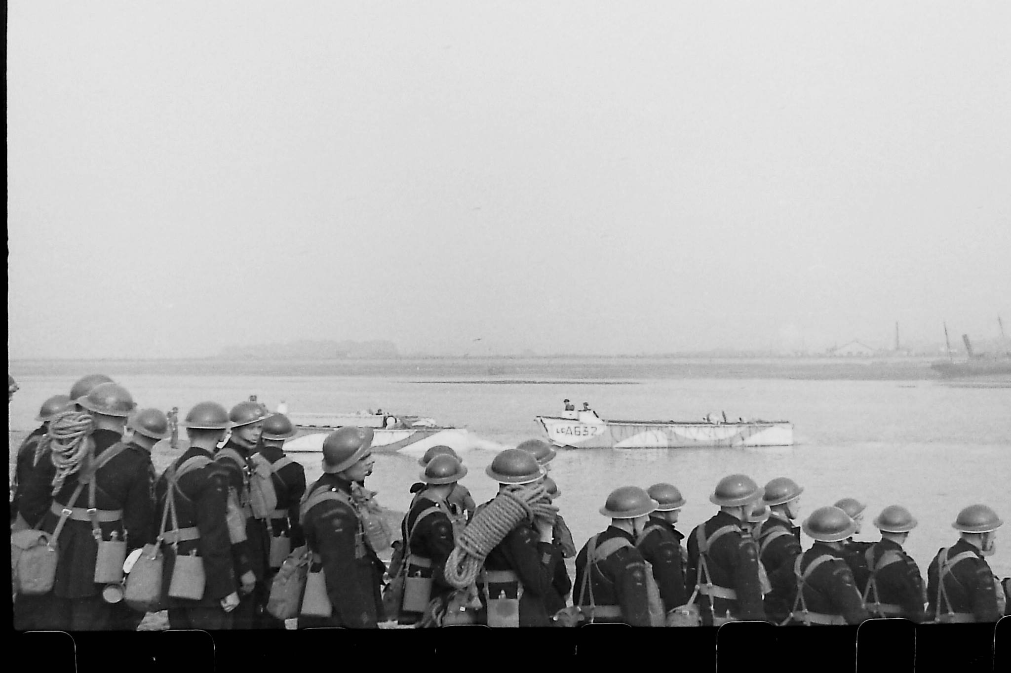 Operation_Blazer_4_landing_on_the_beaches_(15)