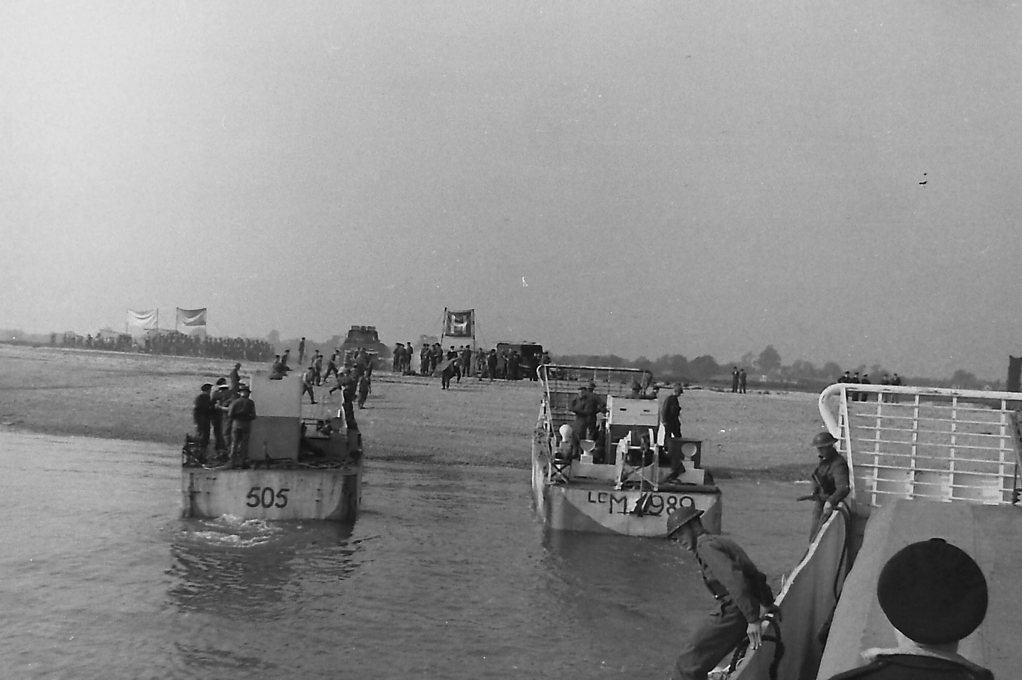 Operation_Blazer_4_landing_on_the_beaches_(2)