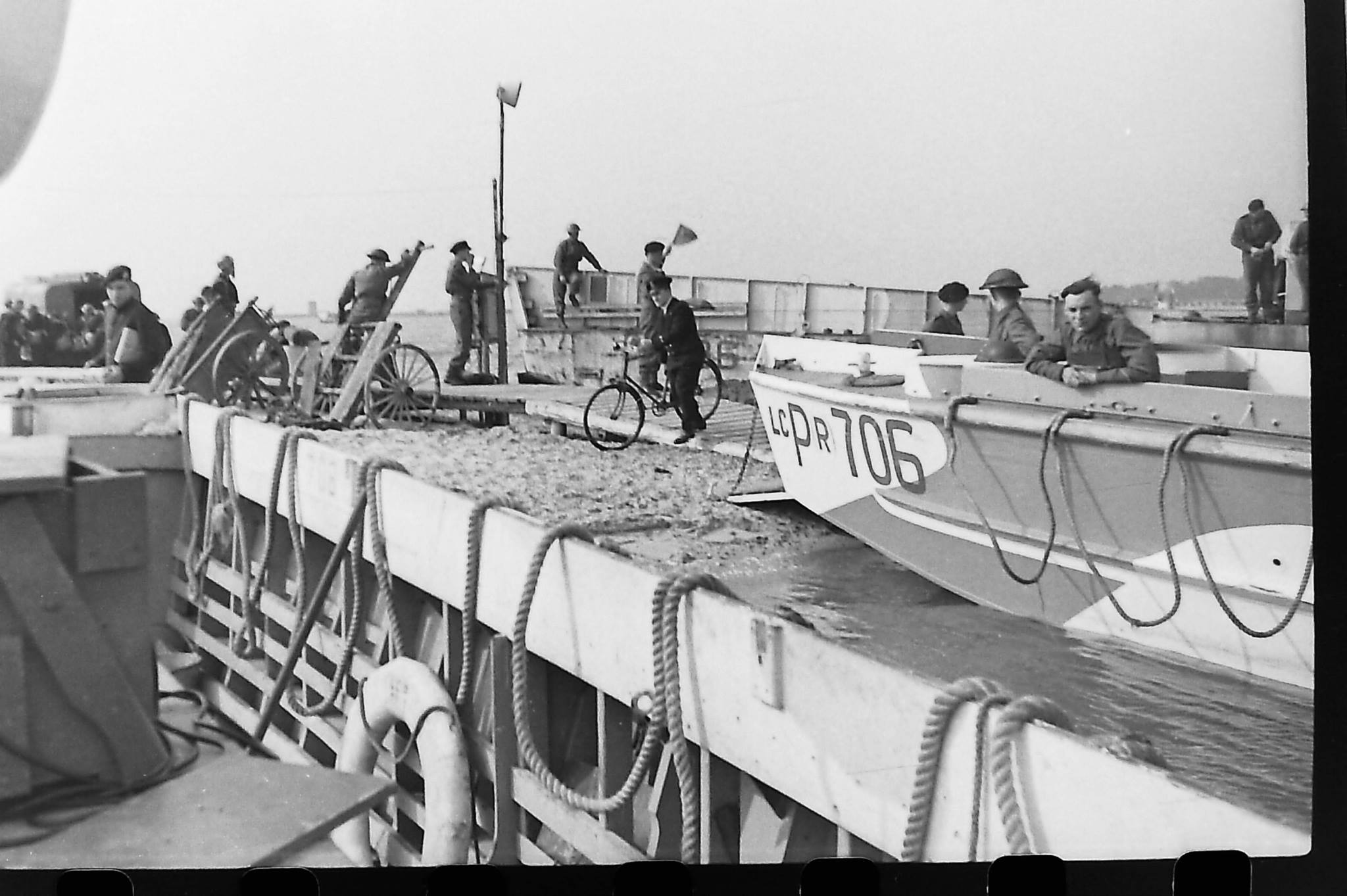 Operation_Blazer_4_landing_on_the_beaches_(20)