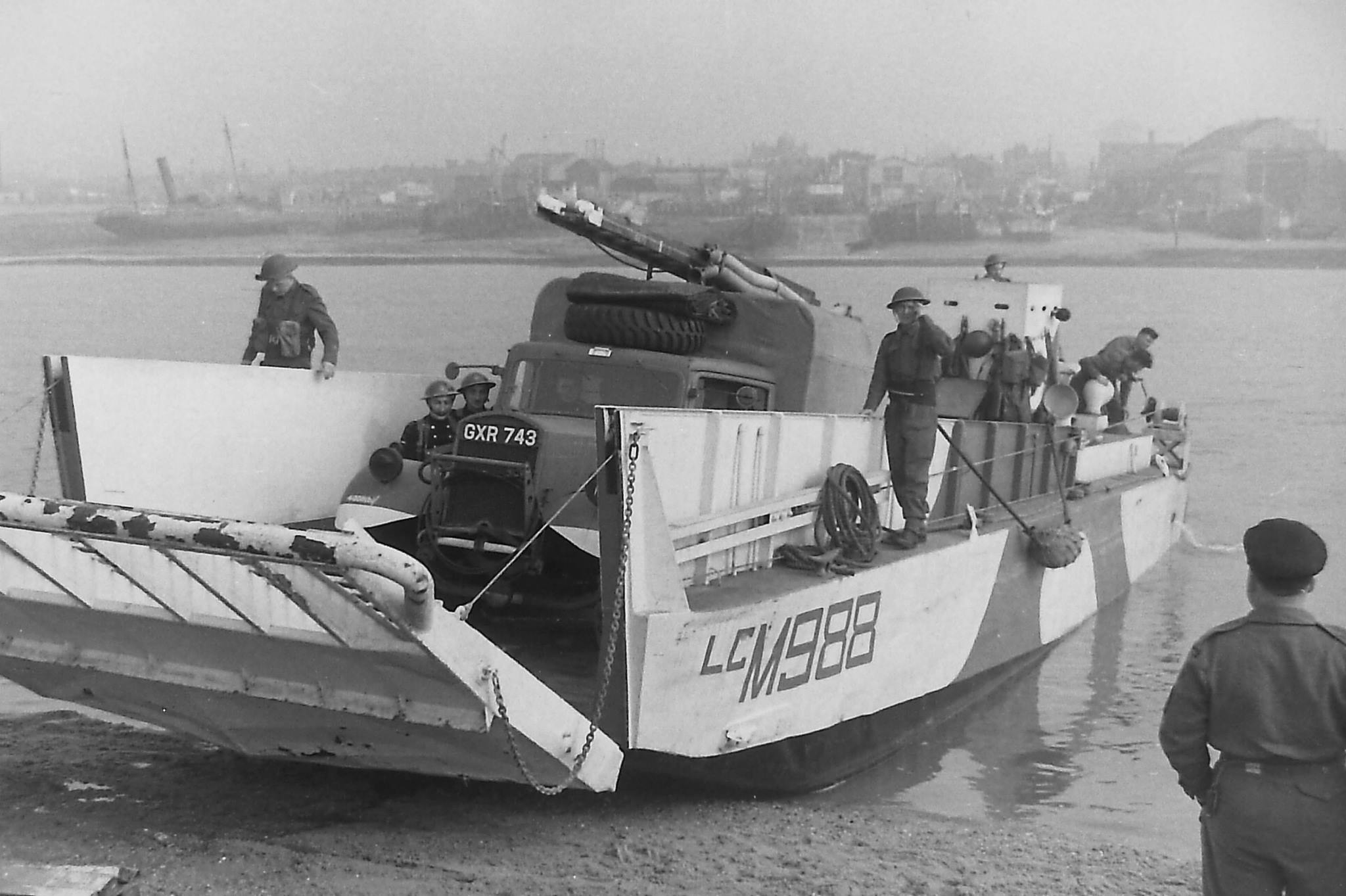 Operation_Blazer_4_landing_on_the_beaches_(25)