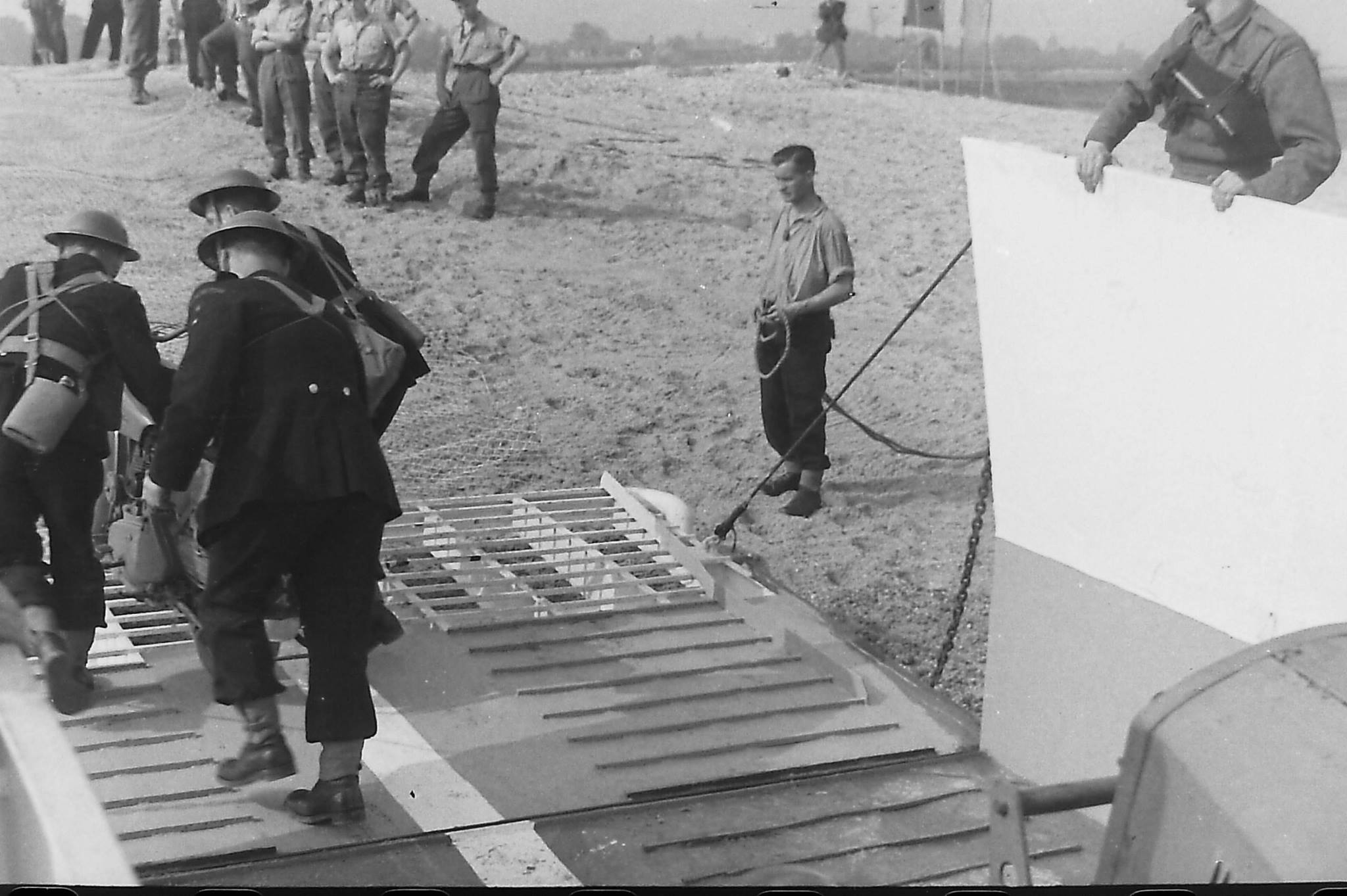Operation_Blazer_4_landing_on_the_beaches_(28)