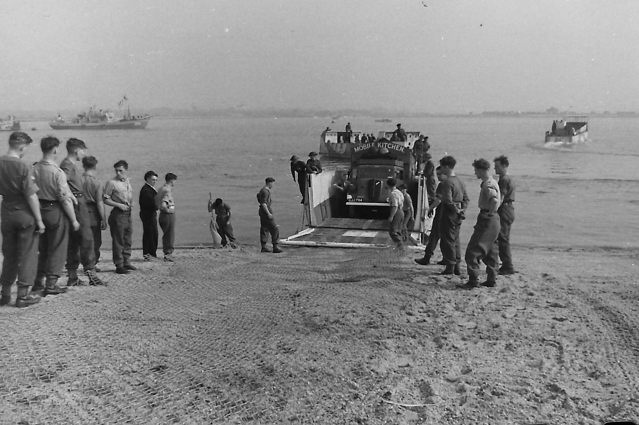 Operation_Blazer_4_landing_on_the_beaches_(3)