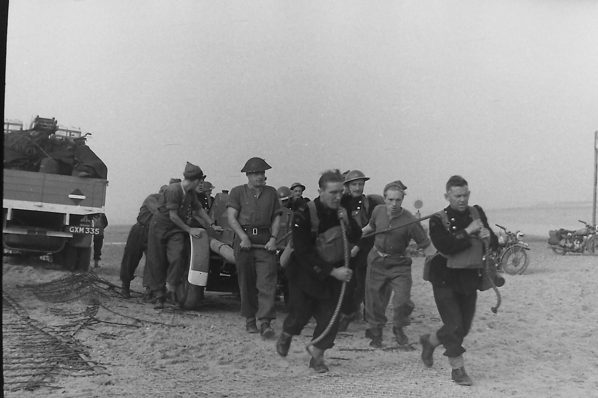 Operation_Blazer_4_landing_on_the_beaches_(37)