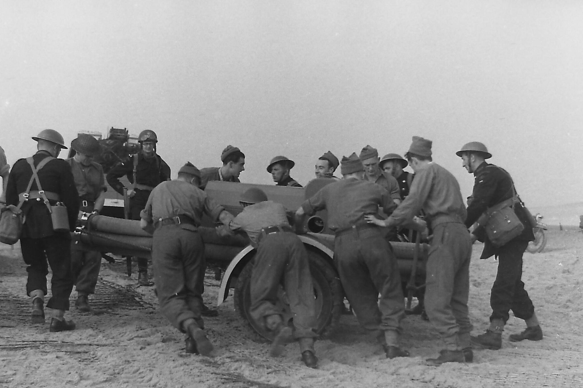 Operation_Blazer_4_landing_on_the_beaches_(38)