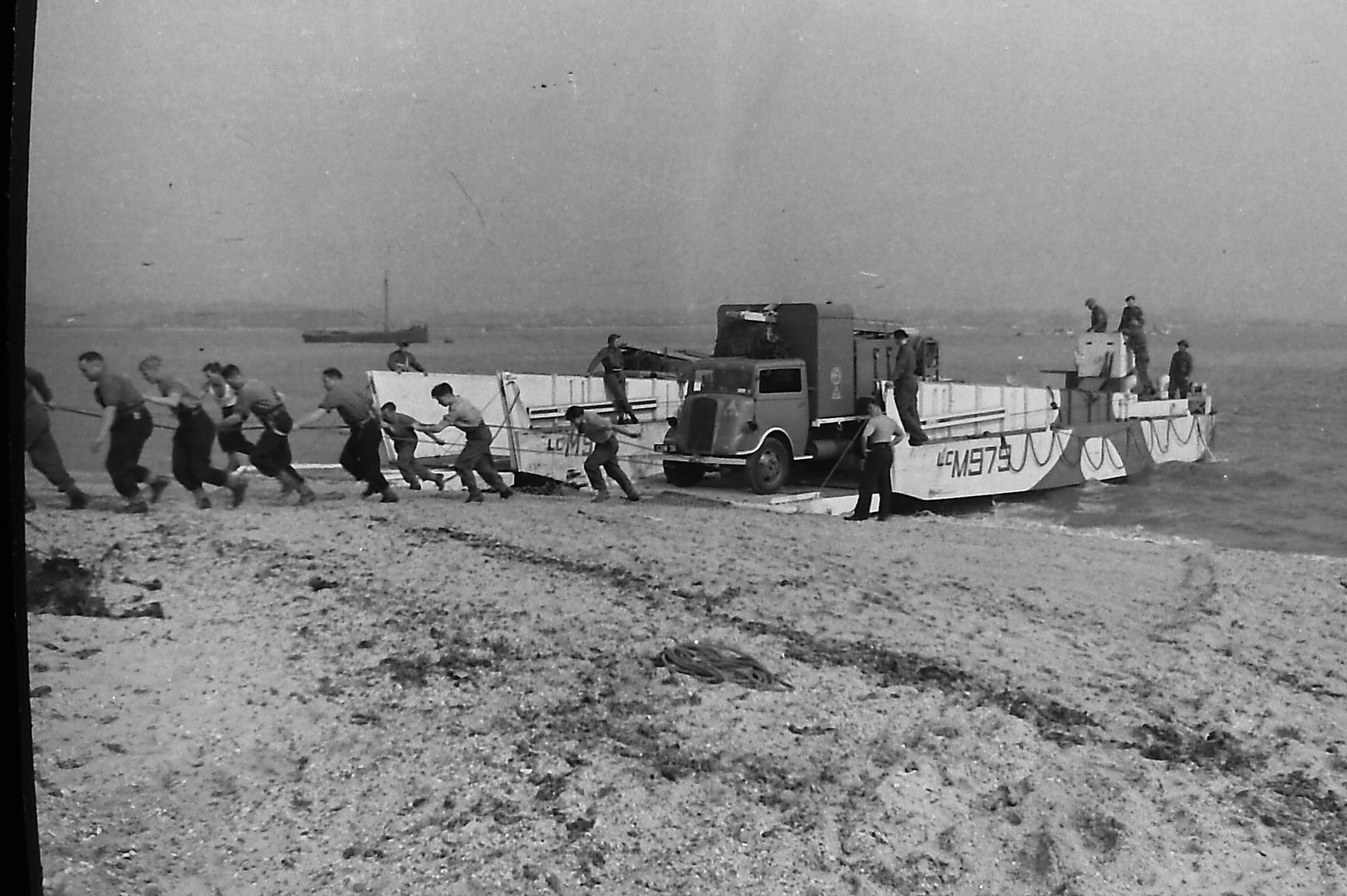 Operation_Blazer_4_landing_on_the_beaches_(4)