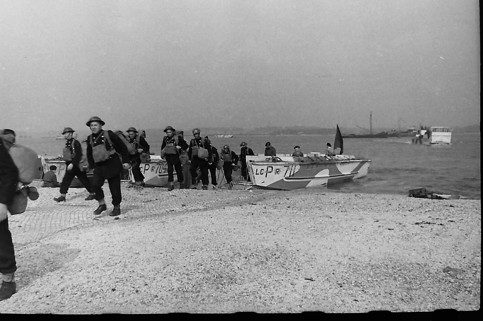 Operation_Blazer_4_landing_on_the_beaches_(6)