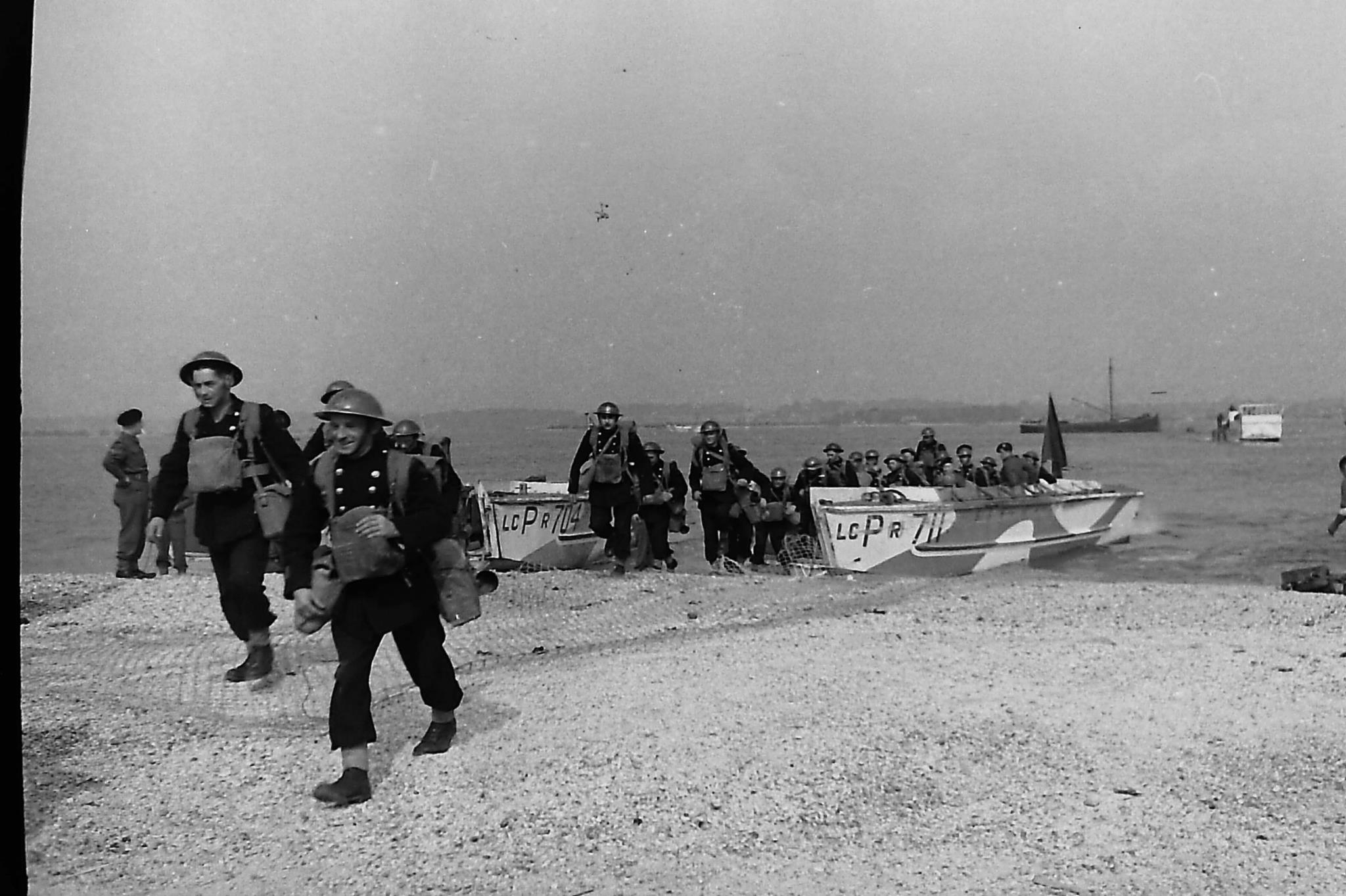 Operation_Blazer_4_landing_on_the_beaches_(7)