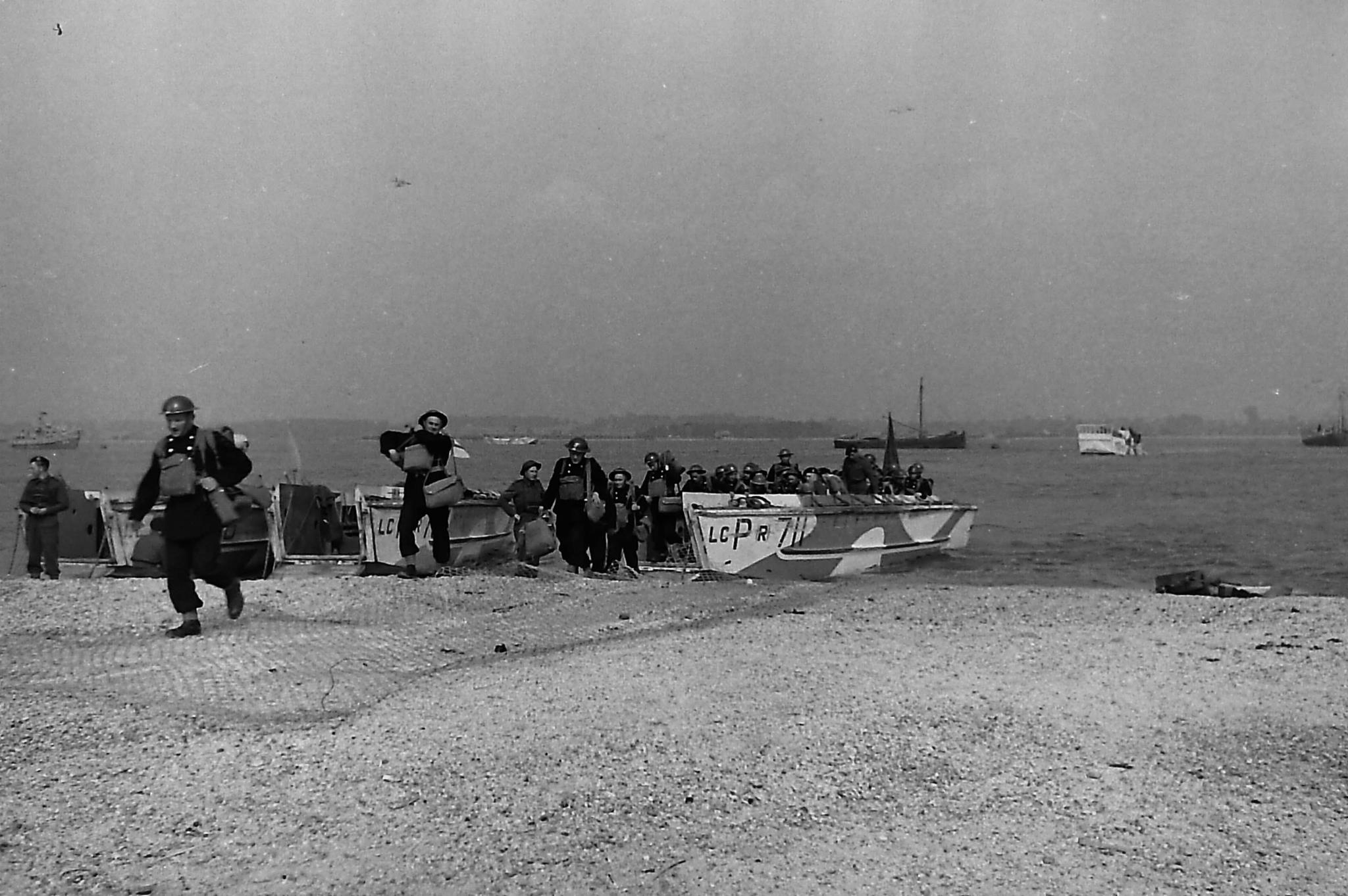 Operation_Blazer_4_landing_on_the_beaches_(8)