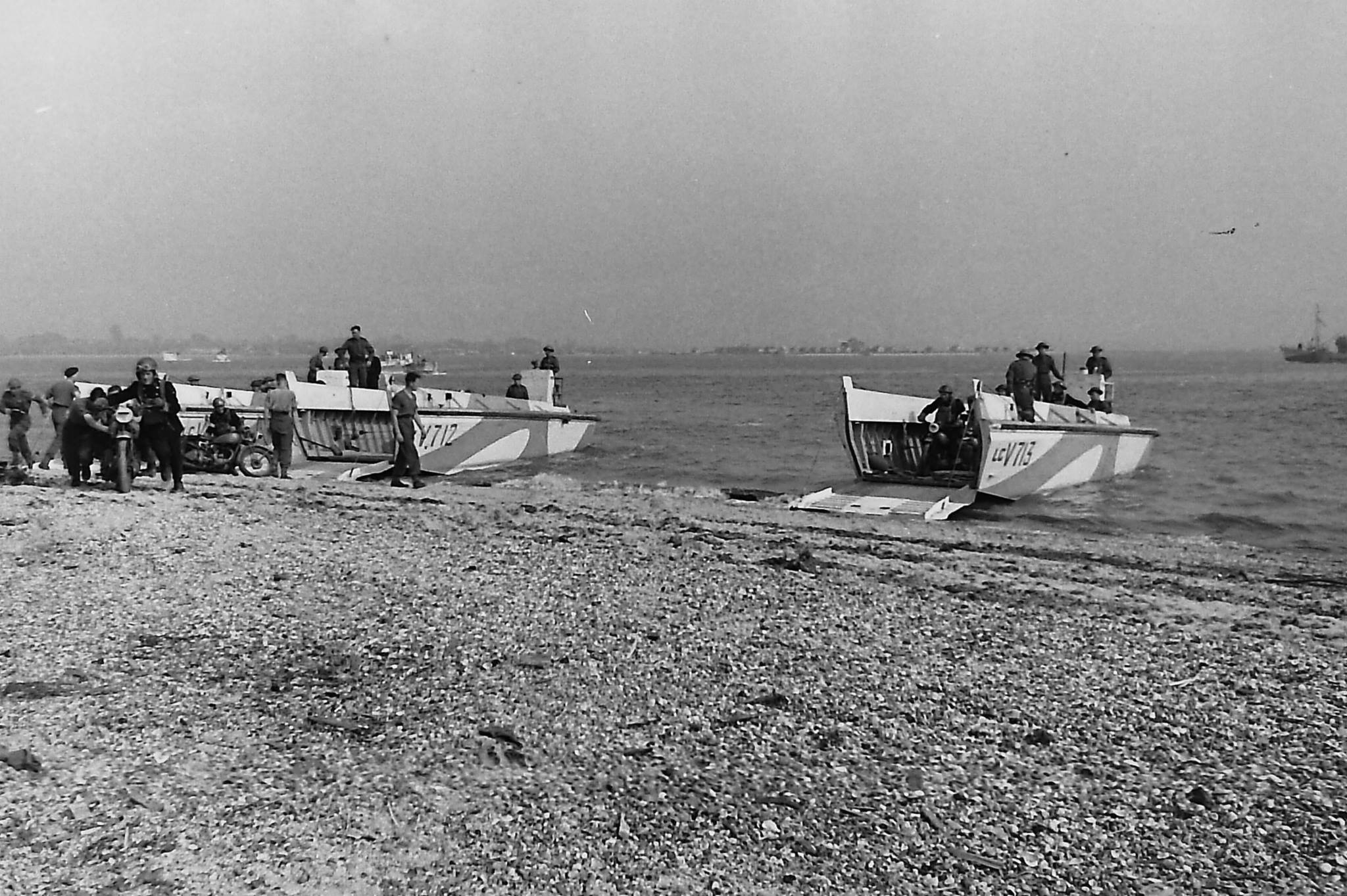 Operation_Blazer_4_landing_on_the_beaches_(9)